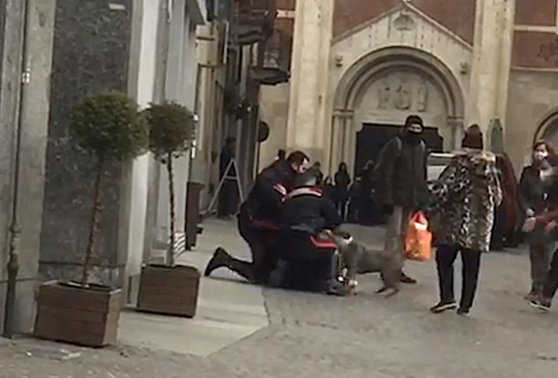 Minaccia con un cacciavite barista e carabinieri: casalese arrestato